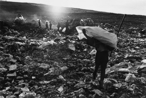 photographer photography Jordis Antonia Schlösser living on a dump romania