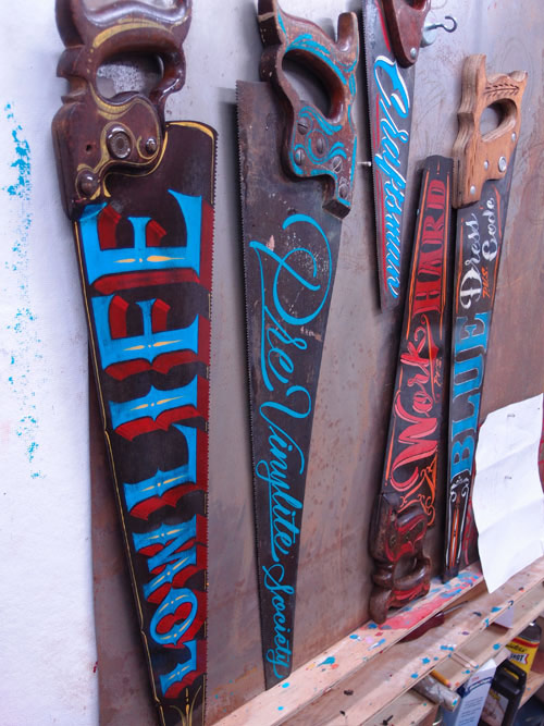 Sign painting on antique saws by Kenji Nakayama – BOOOOOOOM! – CREATE